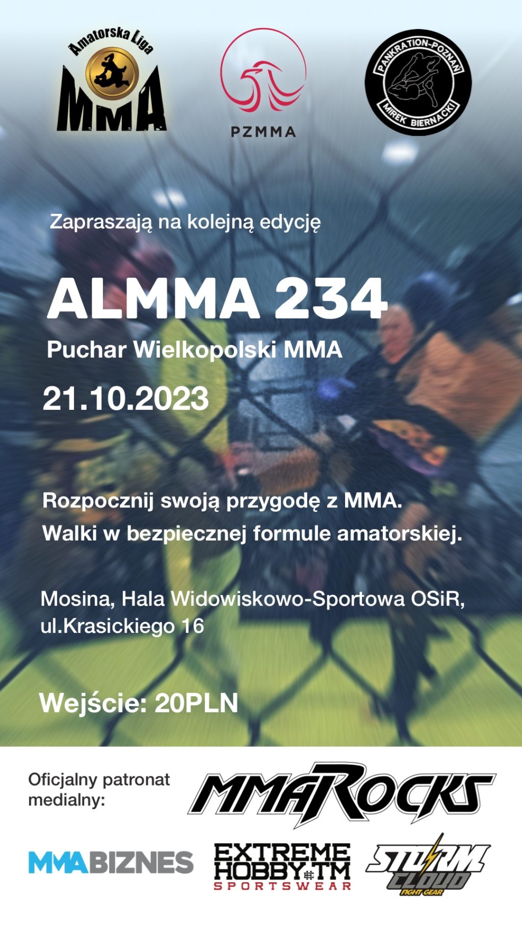 Plakat informujący o amatorskich zawodach MMA, które odbędą się 21 października w hali osir, ul. Krasickiego 16. W tle zamazane zdjęcie, na którym widać dwóch walczących zawodników oraz sędziego. Na dole logotypy sponsorów oraz partnerów zadania na białym tle.